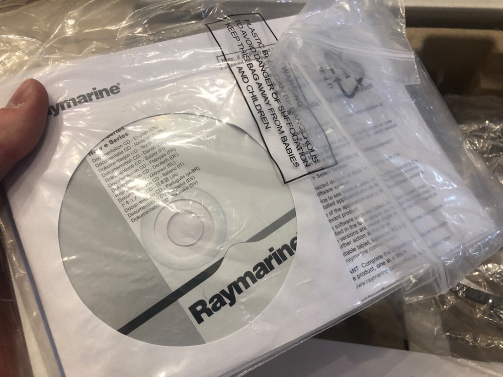 Raymarine e125 Hybridtouch GPS Chartplotter Multifunction Display - In Box!