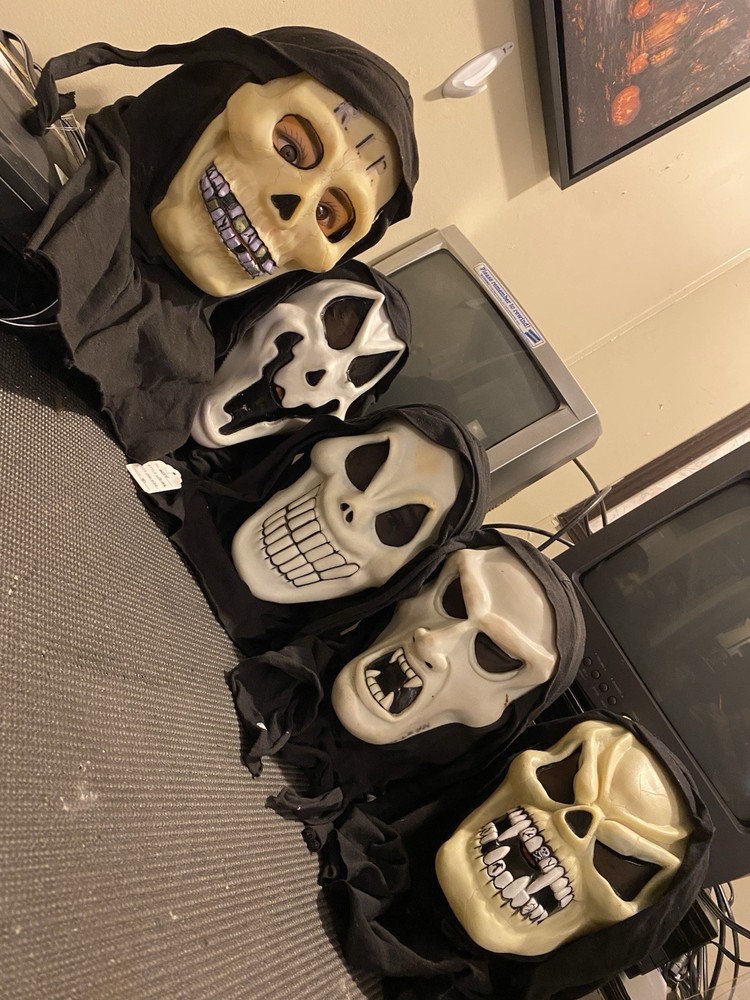 Fun World Div Mask Lot