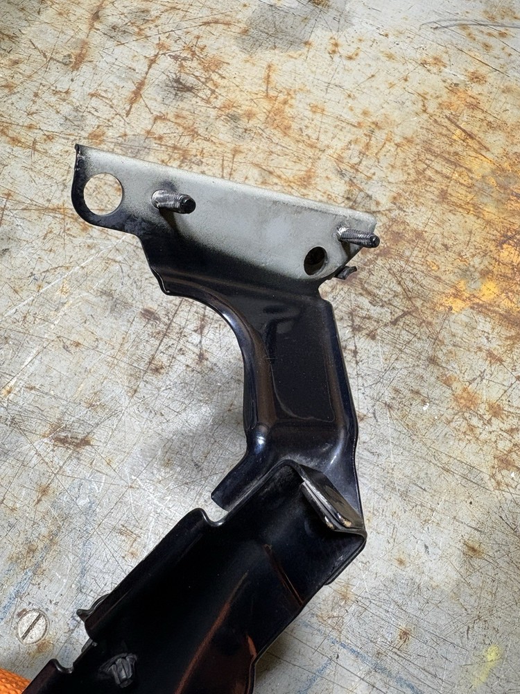 2010 AUDI A4 LEFT FENDER SUPPORT BRACKET 8K0821135C