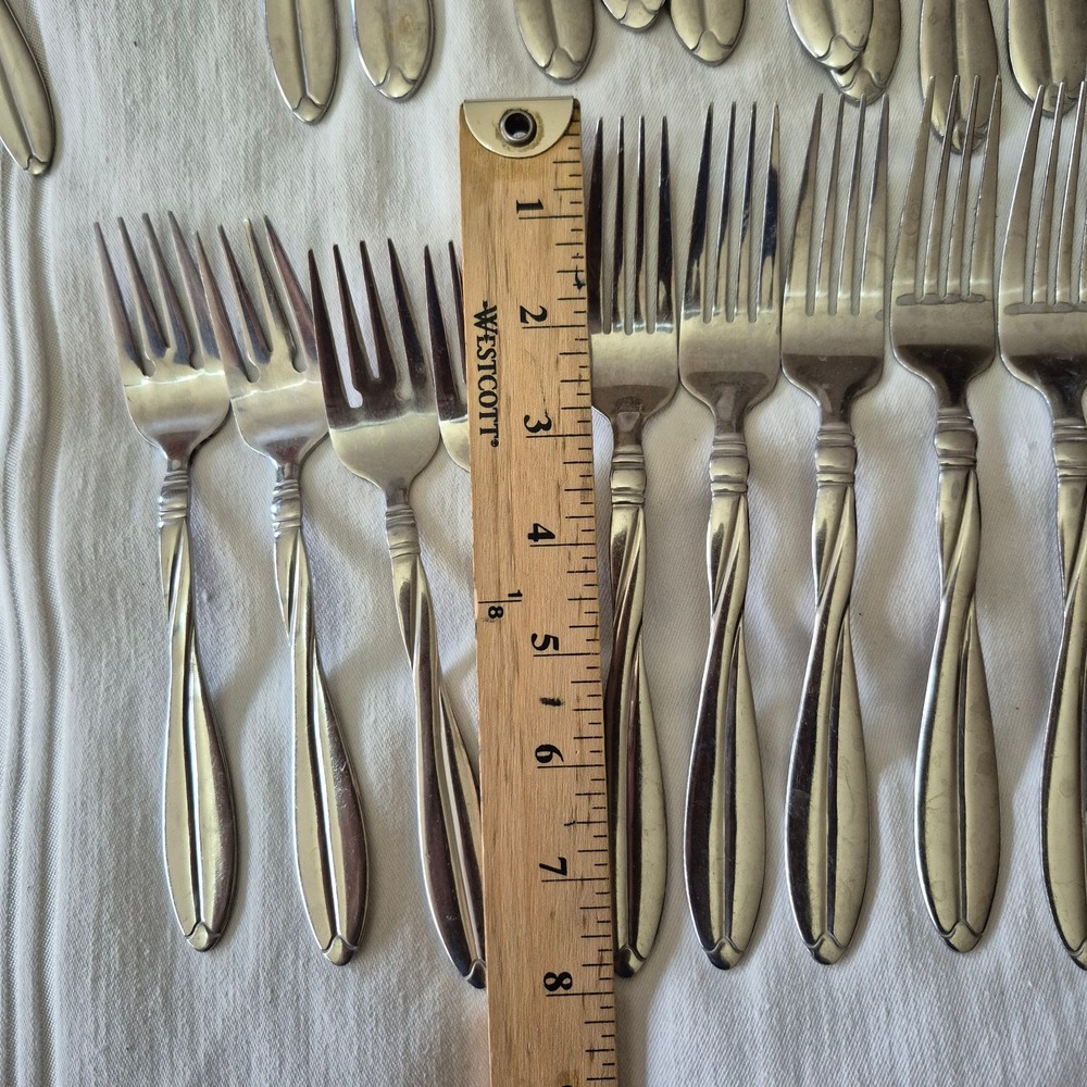 Modern Twist Flatware By International Silver 26 pieces