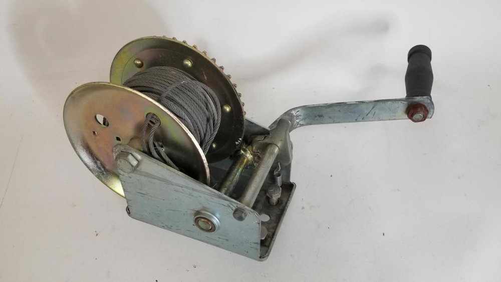Hand Crank Ratcheting Winch With Wire Cable