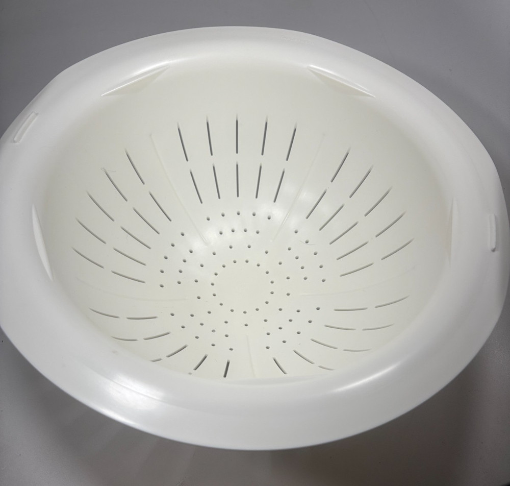 Tupperware White 3 Quart Large Double Colander #3105 and Cover #3106 Atomic