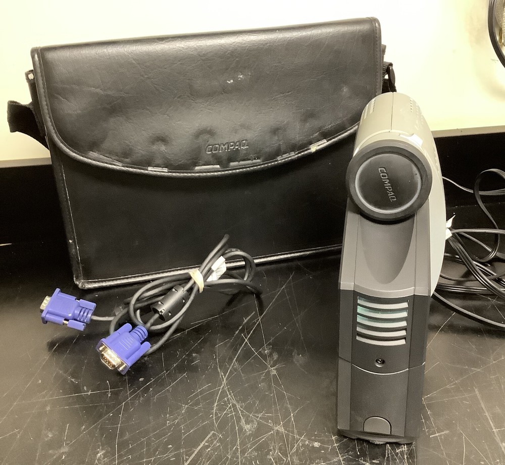 COMPAQ iPAQ MP1410 Projector with Case