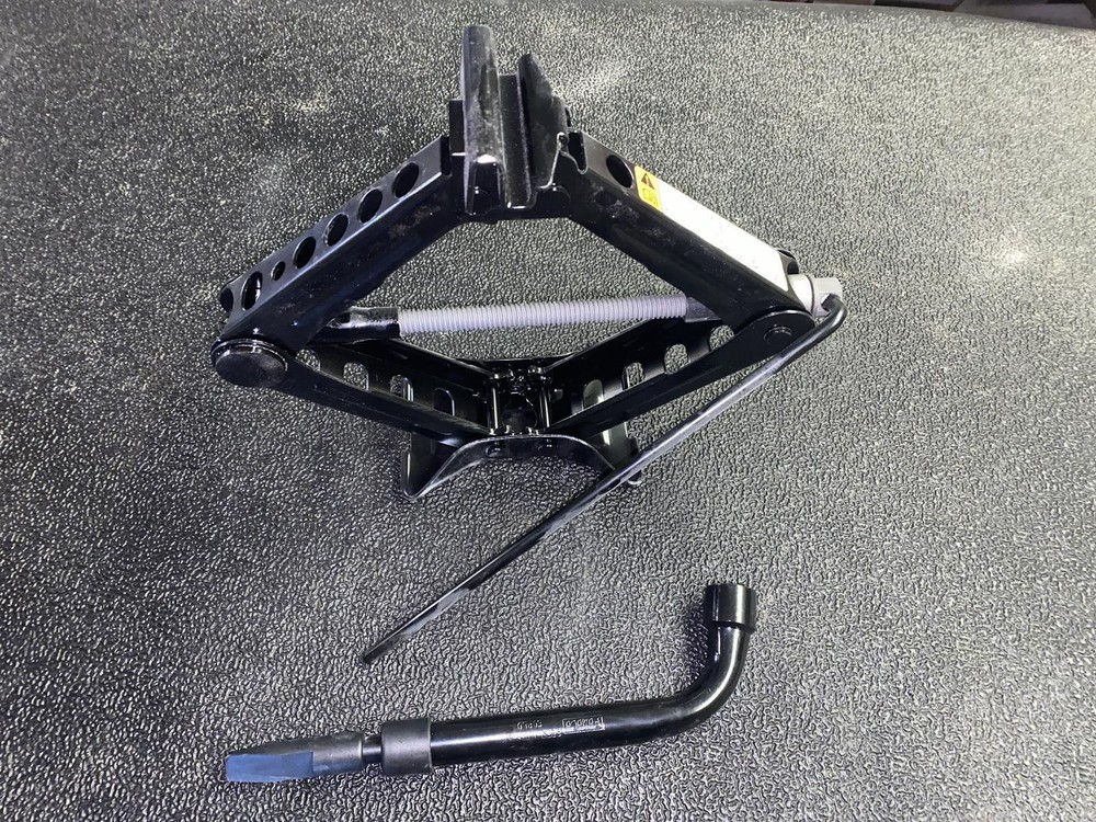 2013 FORD FOCUS JACK AND TOOLS COMPLETE KIT