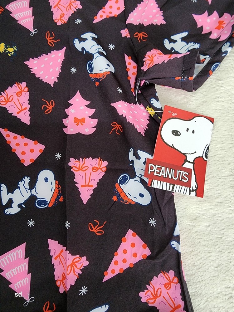 Peanuts Christmas Women's Scrub Top - Medium