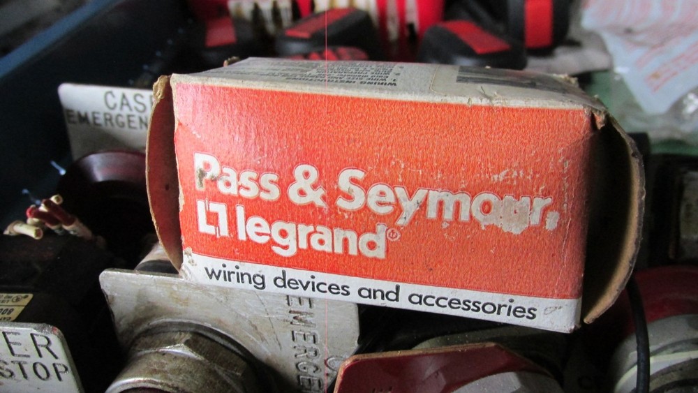 Pass & Seymour Legrand 2005 Socket Adapter; 250 Volt, Medium
