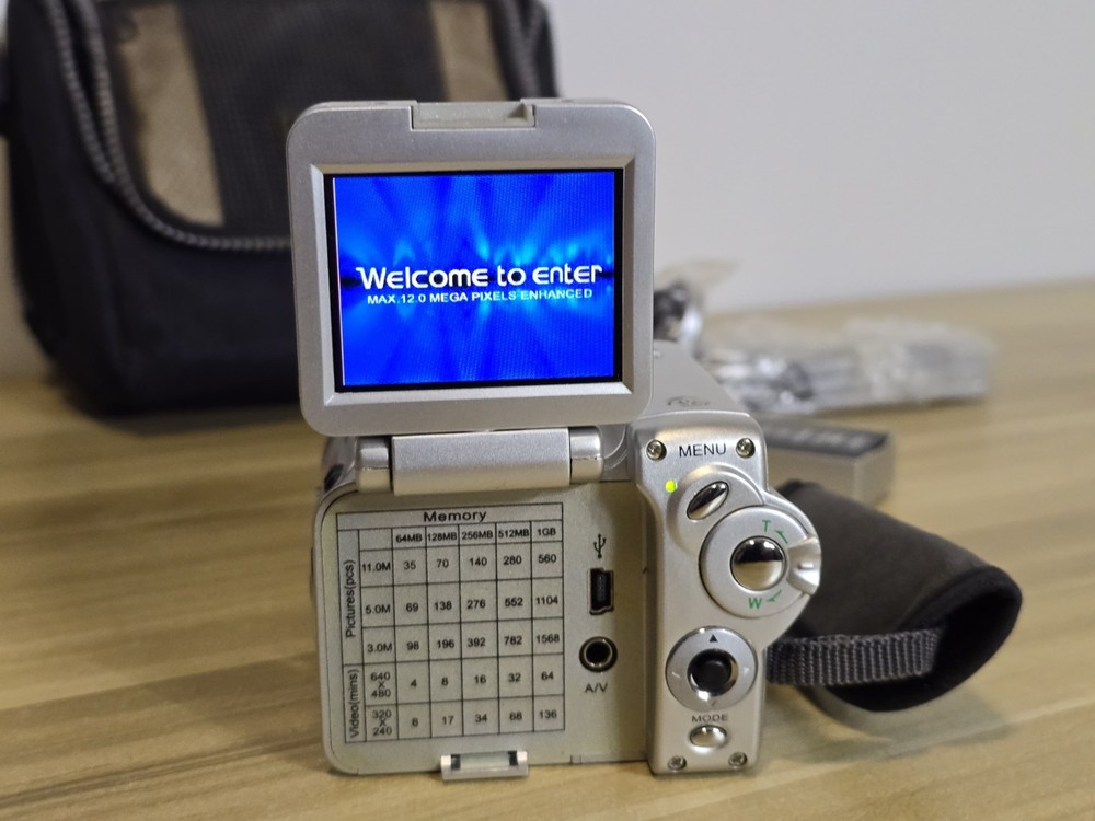 JVC Camcorder. Mini DV7 11 Mega Pixel Enhanced 4x Digital Zoom + Case.