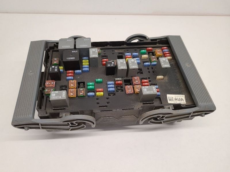 2010-2013 Chevy Silverado 1500 Engine Fuse Box Assembly OEM
