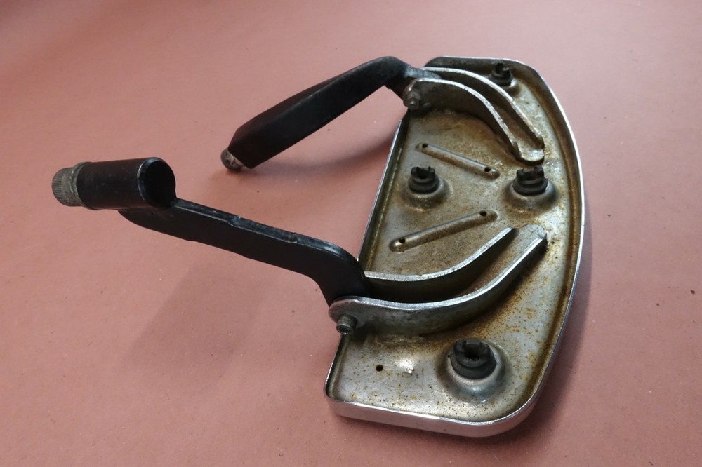 2000-2005 Harley Davidson Electra Glide FRONT RIGHT FOOT PEG BRACKET FOOT REST