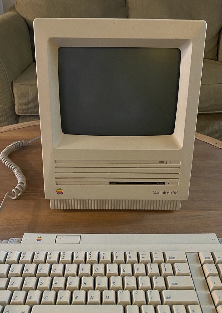 MACINTOSH SE, 1MBYTE RAM, 800K DRIVE, 20SC HARD DISK, POWERS UP, NEEDS REPAIRS