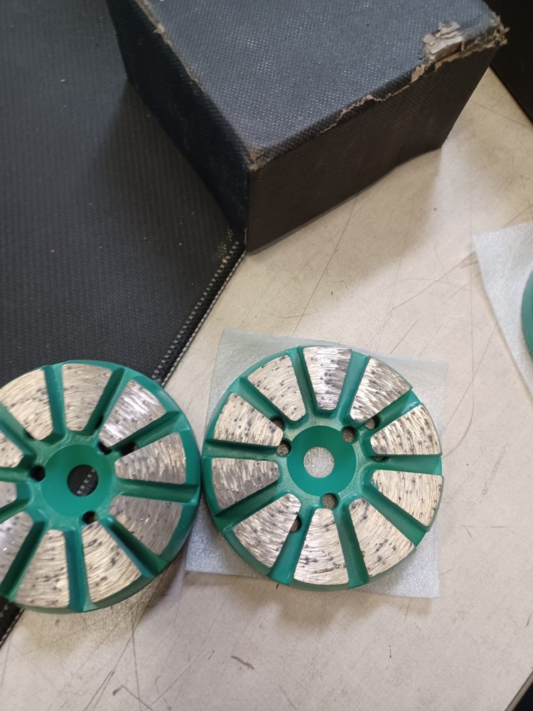Green 3" x 10mm Medium Bond Puck, 18/20# -