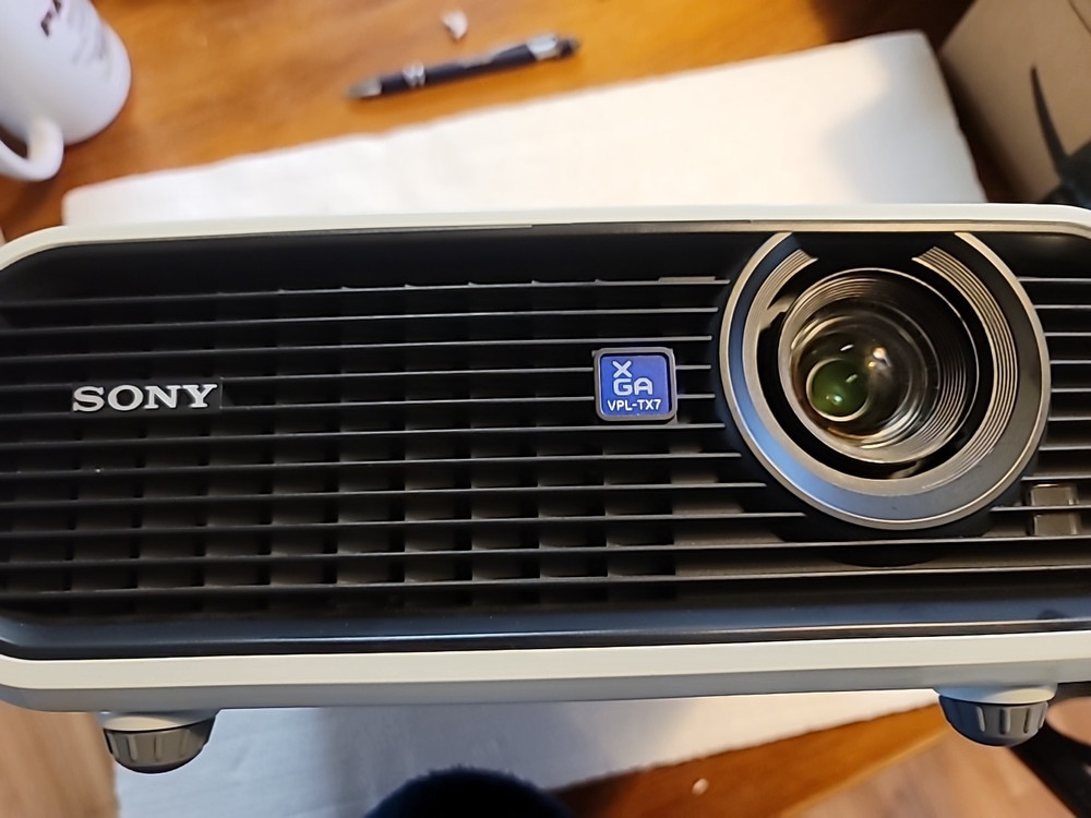 SONY VPL-TX7 PROJECTOR turns on