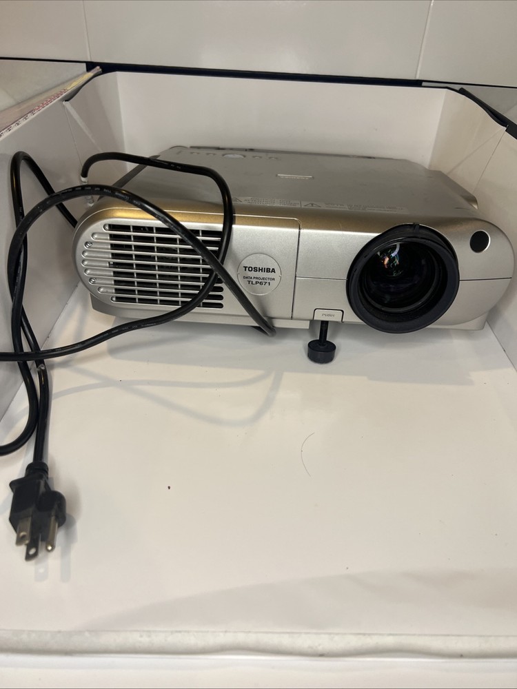 Toshiba TLP-671 LCD Projector