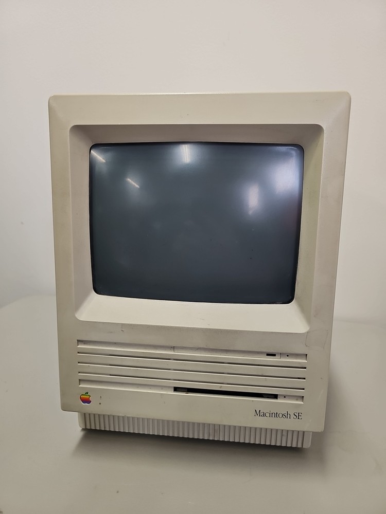 Vintage Apple Macintosh SE M5011 All-in-One Computer – Powers On