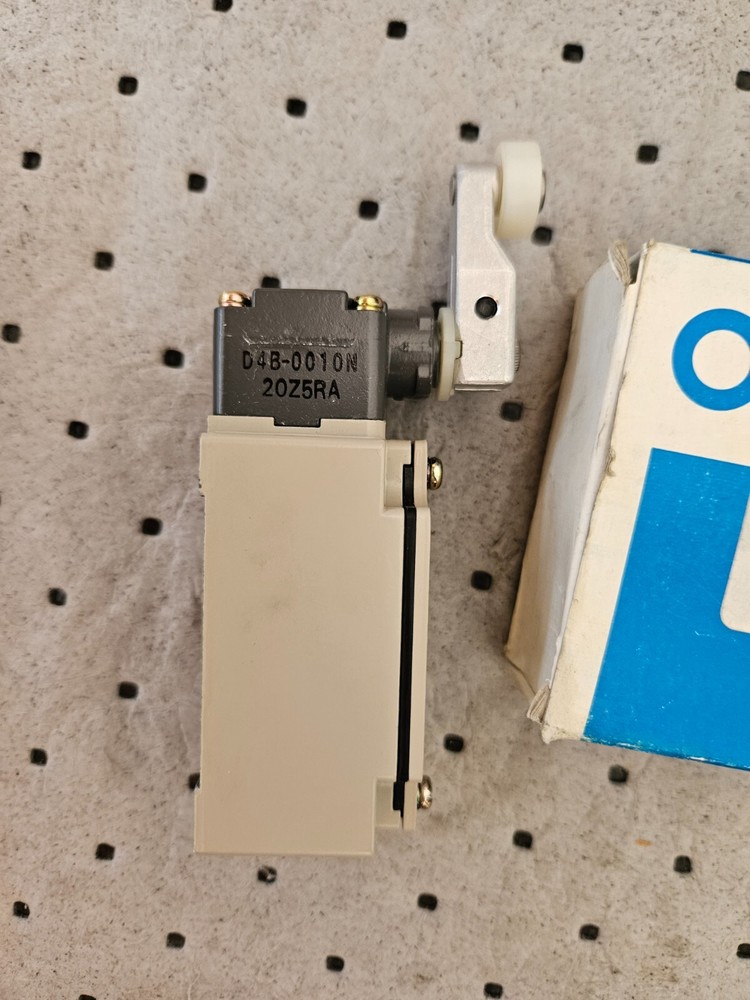 MAZAK D4B-2311 (N) Limit switch