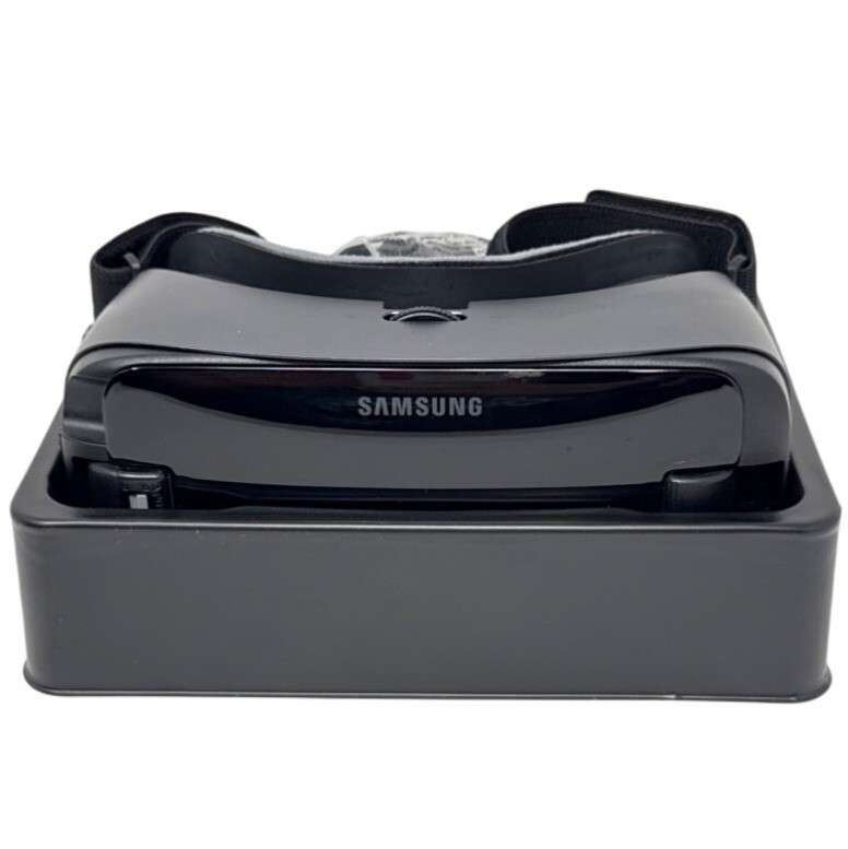 Samsung Gear VR with Controller Powered by Oculus Immersive 360° Experience