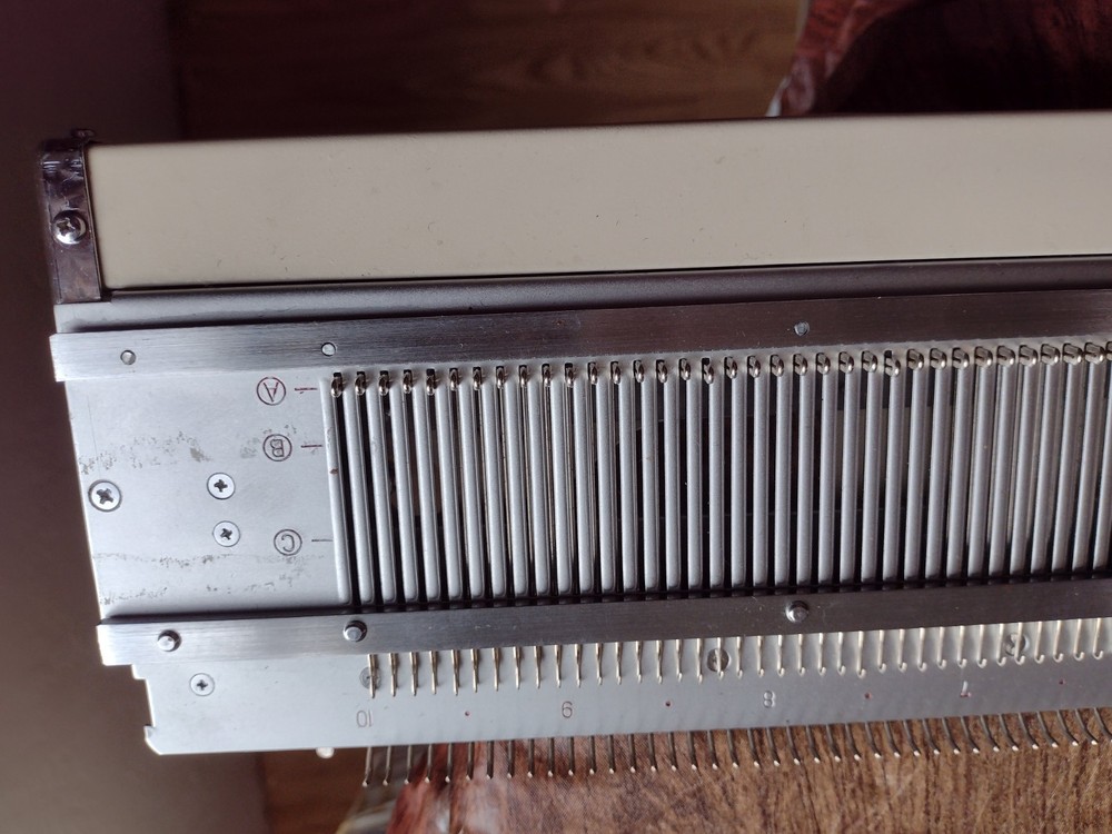 Studio SR302 Ribbing Attachment (Ribber)