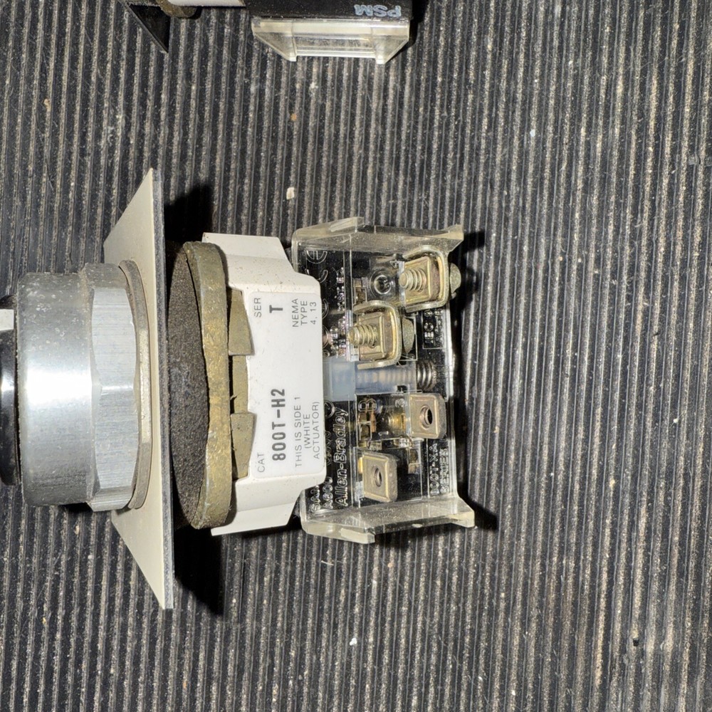 2x Allen Bradley 800T-H2 2-Position Maintained Selector Switch SER T