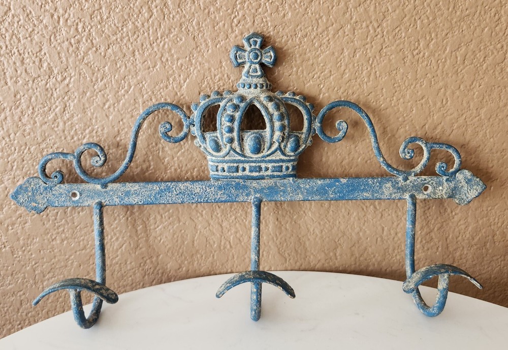 Hanger Cast Iron Blue Distressed Crown 3 Prongs