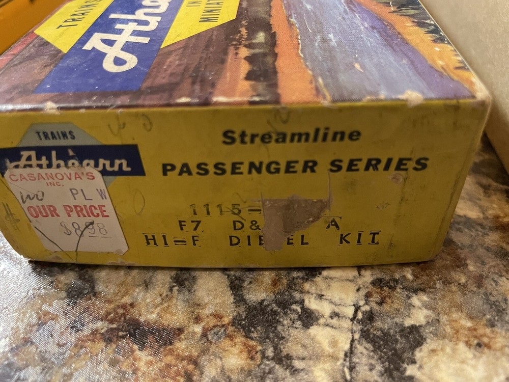 Ho Diesel Train Engine Powered B Unit / Old Stock