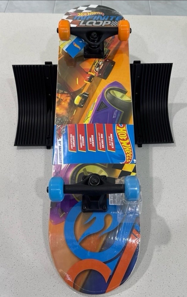 Hot Wheels Infinite Loop 31-inch complete skateboard