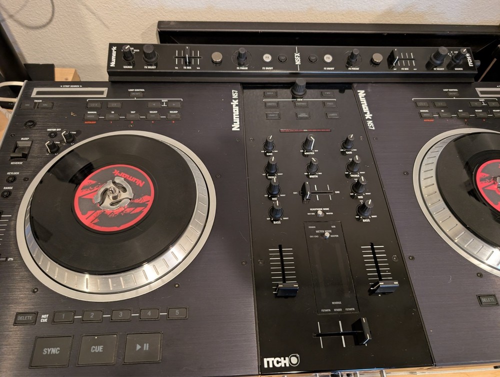 Numark NS7FX Digital DJ Controller