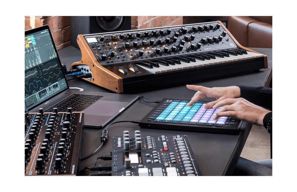 Novation Launchpad Pro MK3, MIDI 64-Grid Controller and Sequencer for Ableton...