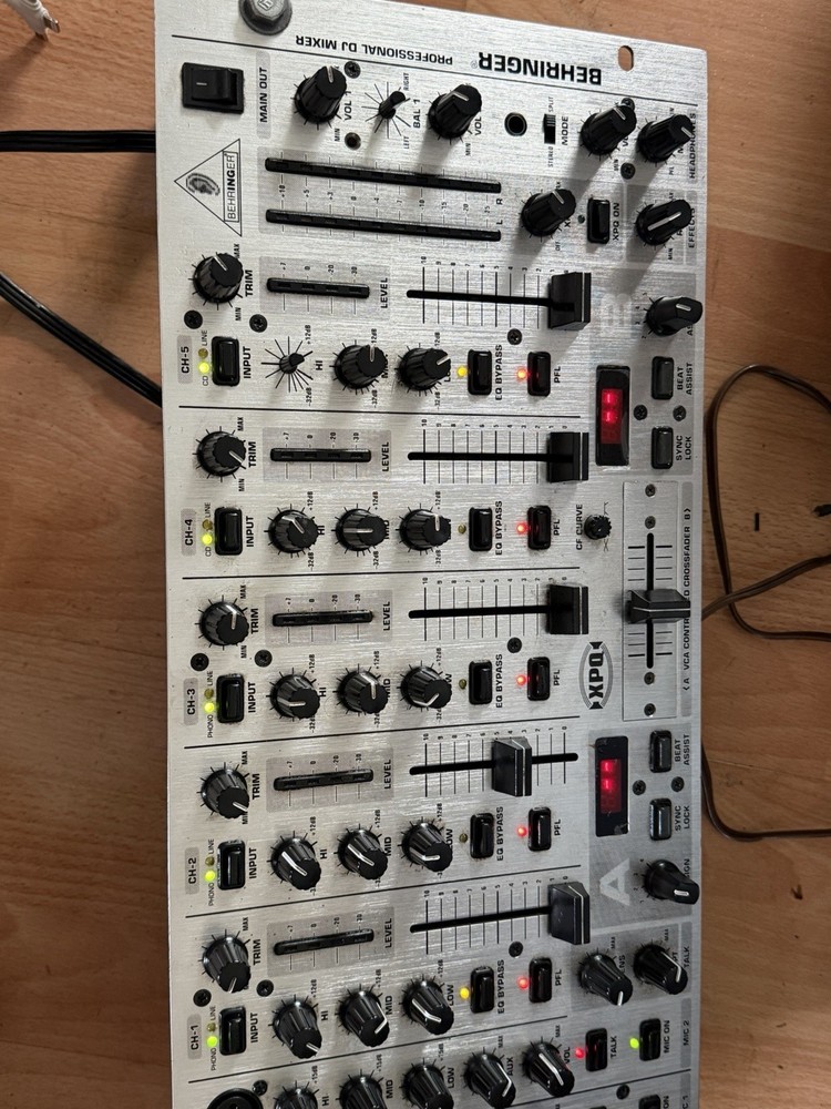Behringer VMX 1000 Pro DJ Mixer