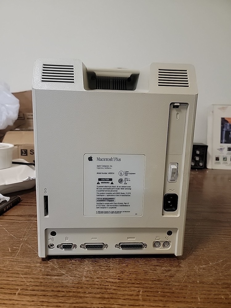 Apple Macintosh M0001A Computer (Powers On) Untested