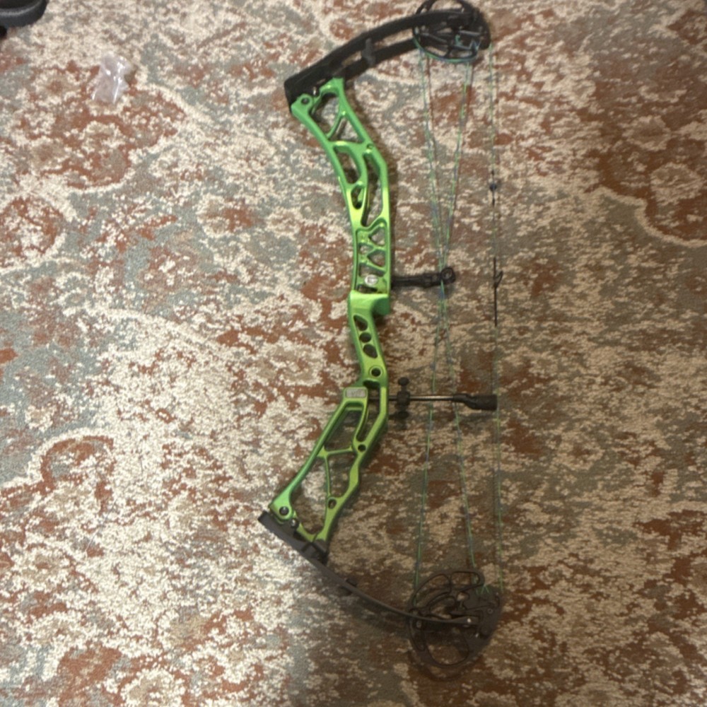 Elite Ritual 35 Compound Bow Green  Color