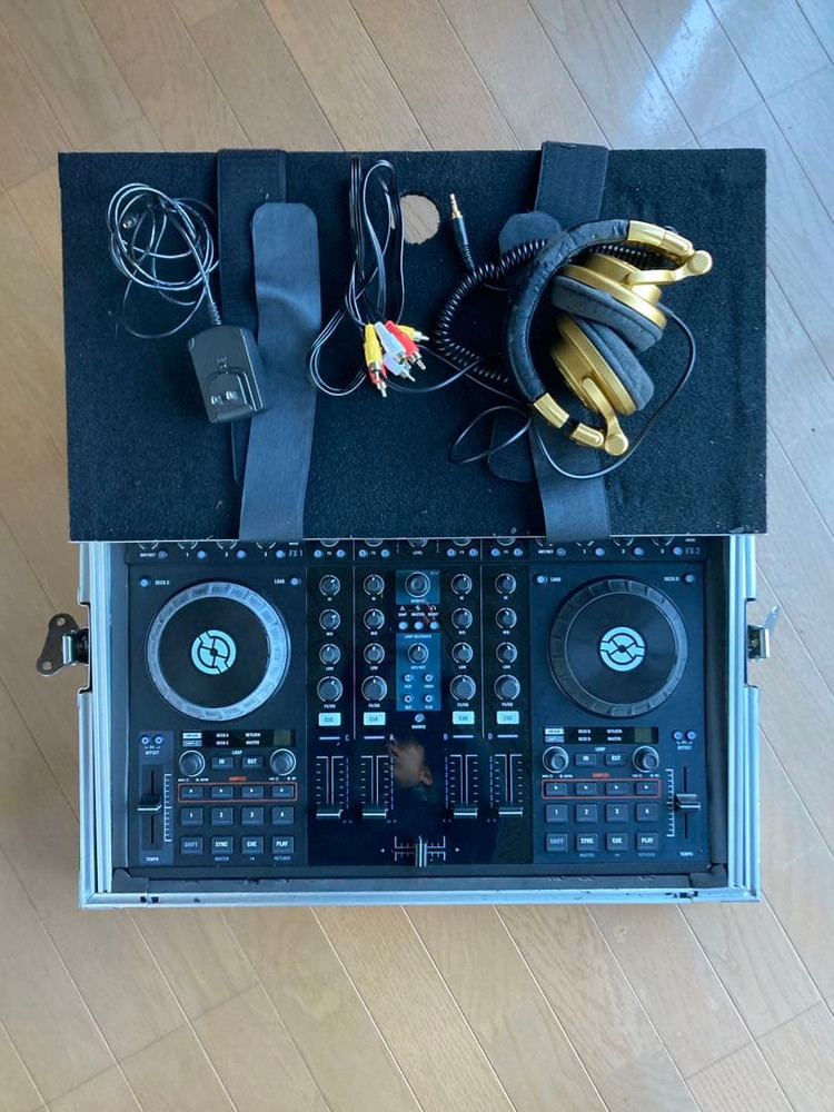 Native Instruments Traktor Kontrol S4 MK1 DJ Controller Case Headphone Tested