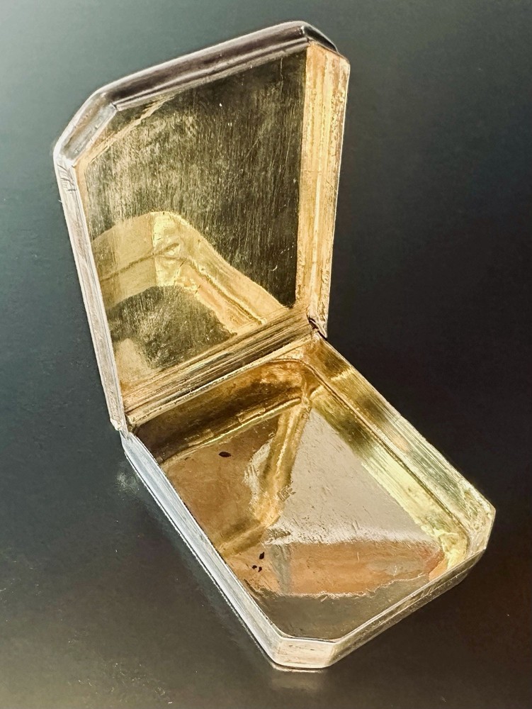 FINE Early 18th Century GEORGE I SOLID SILVER ENGRAVED SNUFF BOX c1720