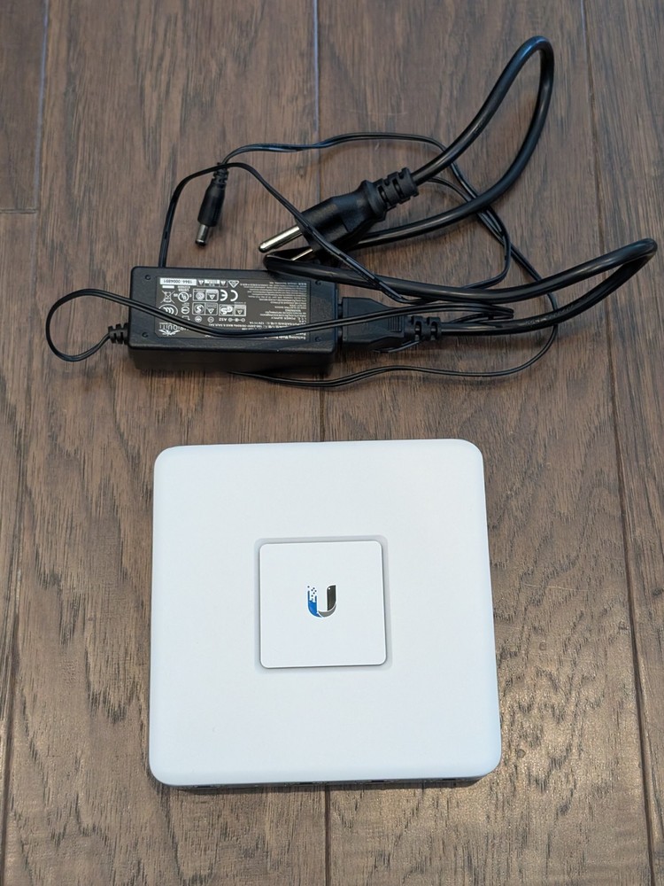🔥Ubiquiti Networks UniFi Security Gateway - White (USG)🔥