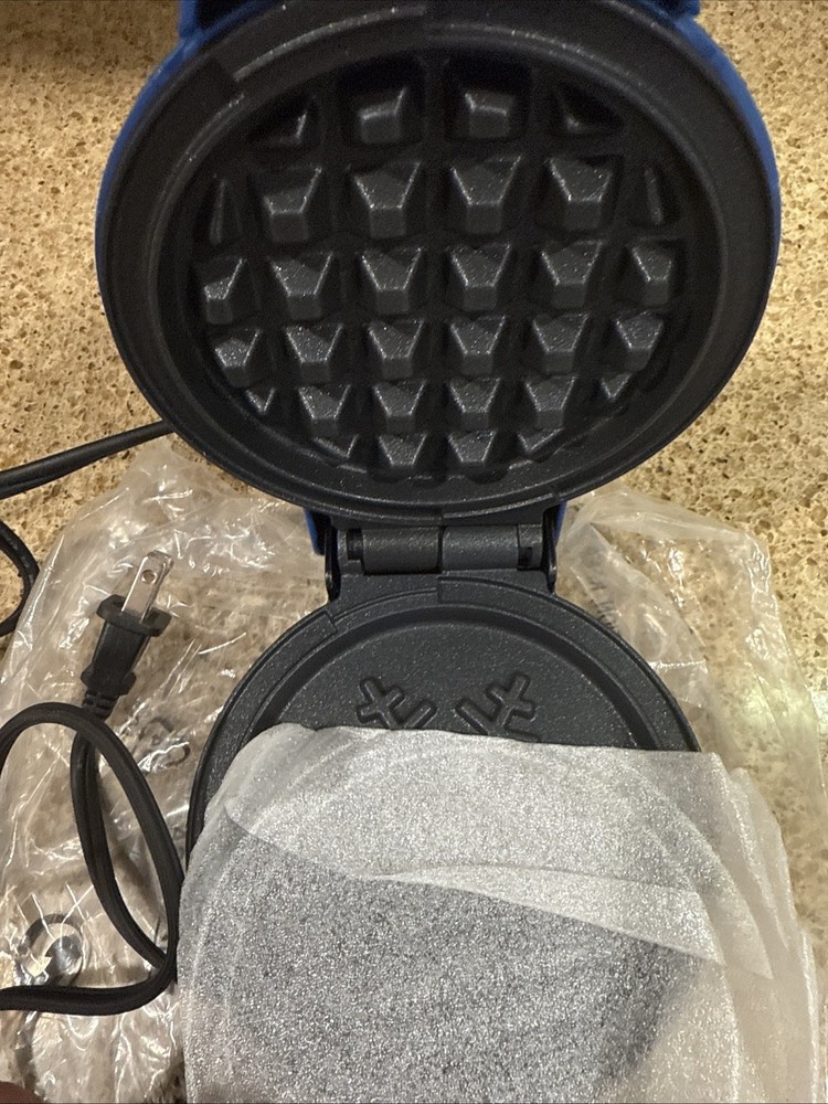 Dash Snowflake Mini Waffle Maker 4” Surface 350watts NWOB B11