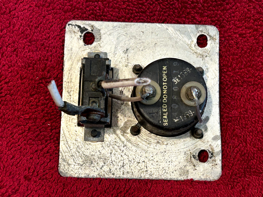 TRIPLET 1 3/4" AMPERES INDICATOR WITH ON/OFF ROCKER SWITCH IN PANEL
