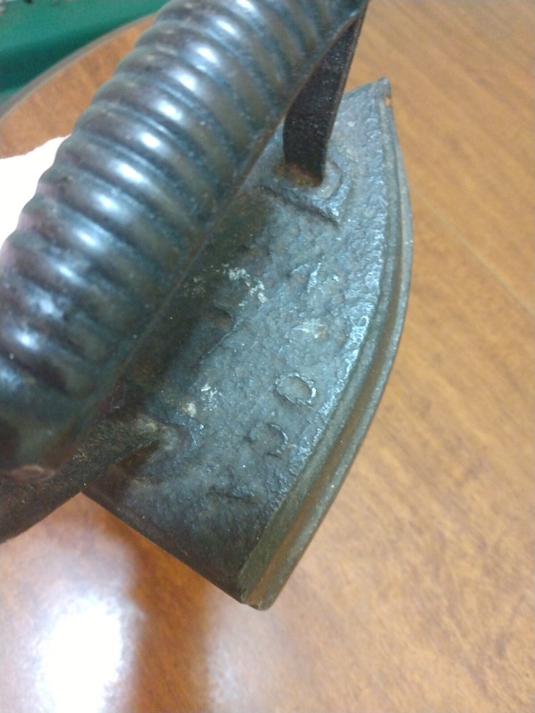 VINTAGE CAST IRON CHATTANOOGA #7 SAD FLAT IRON 