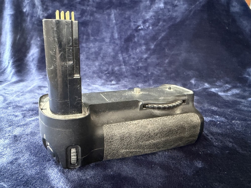 Nikon MB-D200 Battery Grip for D200 – Vertical Grip – Clean – Untested