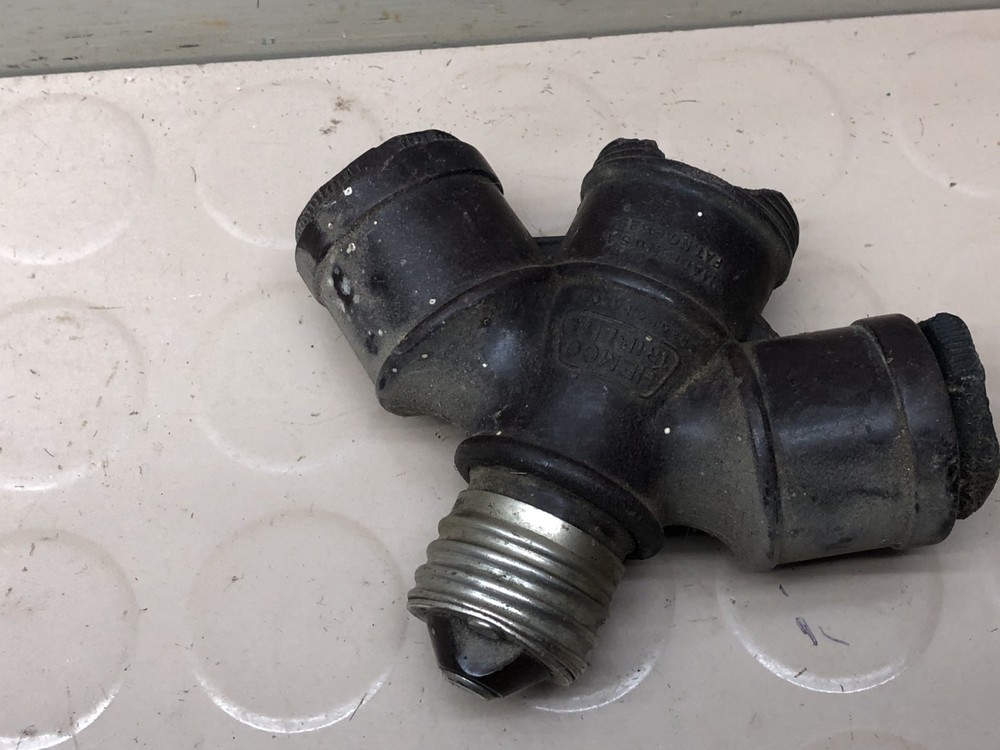 vintage Bakelight Hemco trip-lite Triple Socket + inserts
