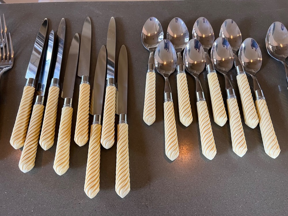 Zrike Flatware Ivory Swirl Stainless-40 pc set