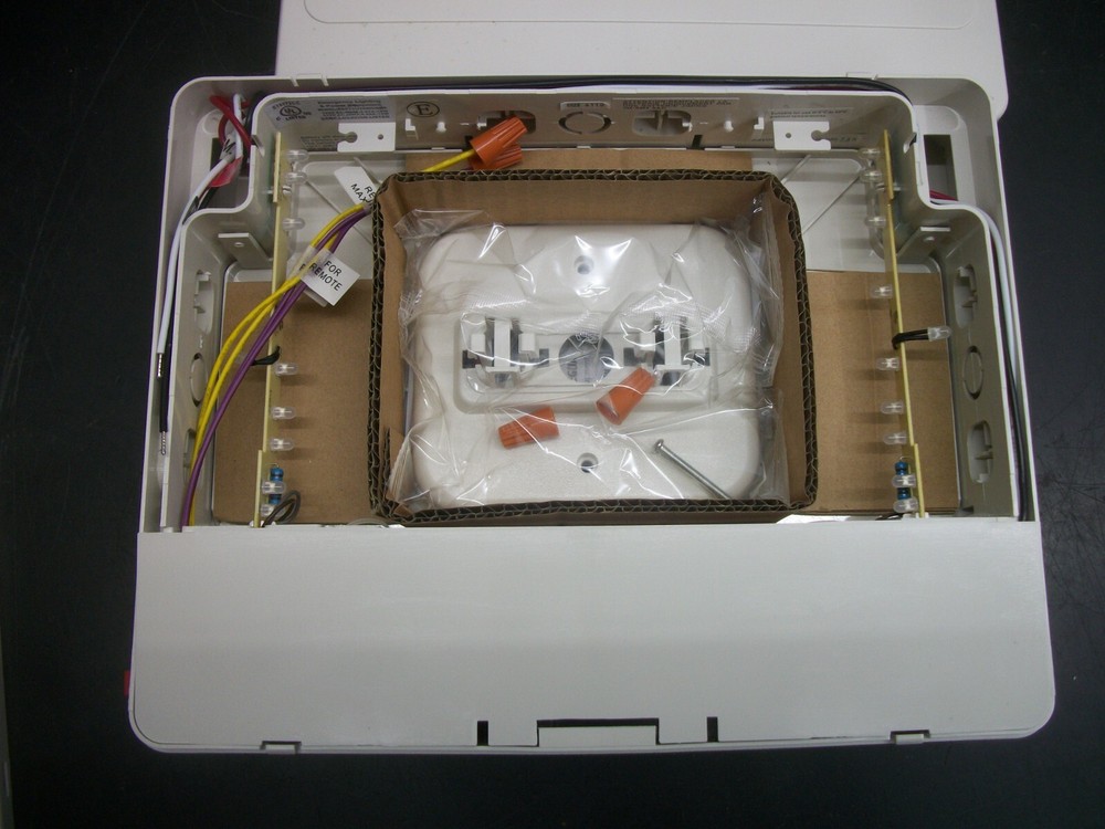 UNIVERSAL EMERGENCY EXIT LIGHTING FIXTURE EZXTEU2RWEMRC NIB