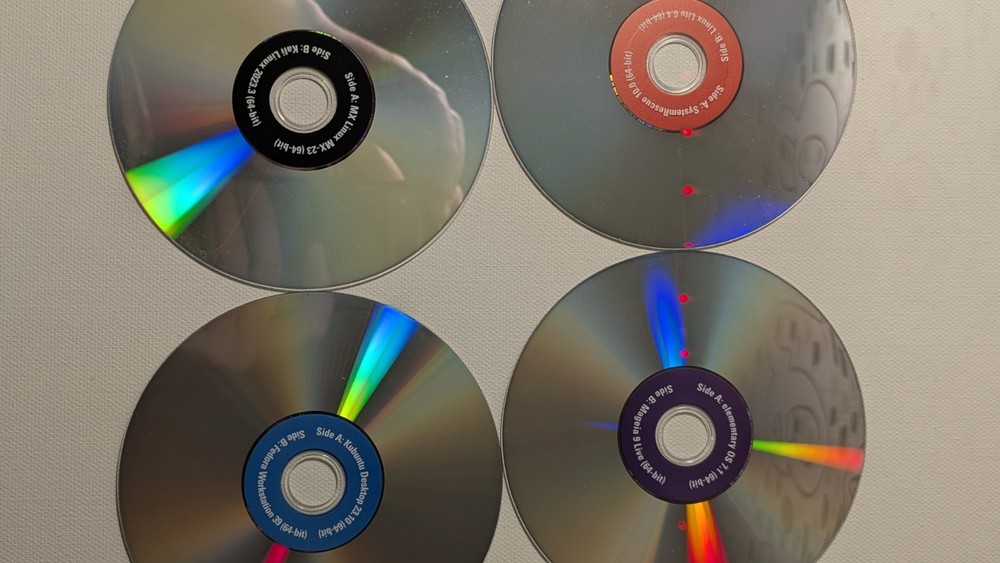 Lot bundle LINUX 51 Total 64 Bit operating System Instal & DVD Rom's