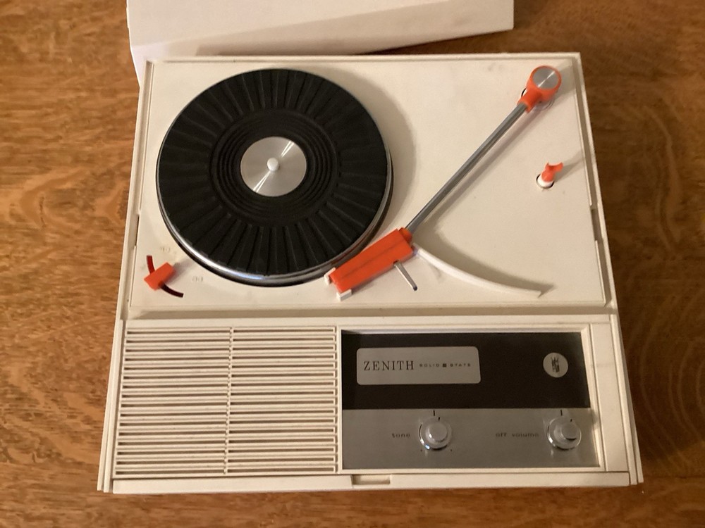 Zenith (Rare)1973 E505V portable record player AC/DC