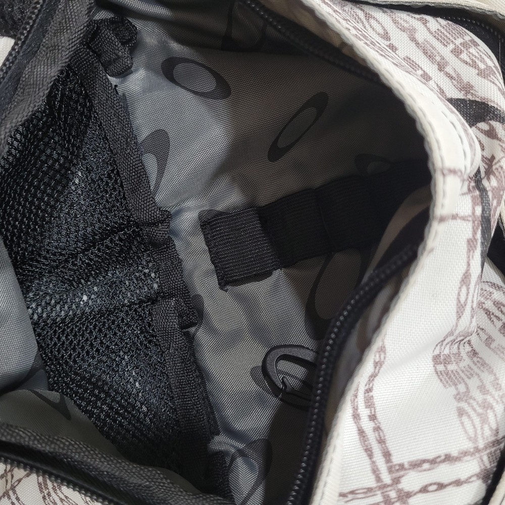 OAKLEY UTILITY WHITE DESIGN BACKPACK PRE OWNED GOOD