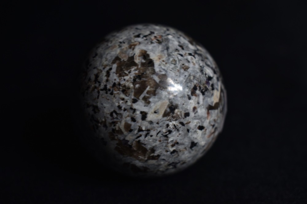 1.6" Yooperlite Sphere – UV Reactive Glow Crystal