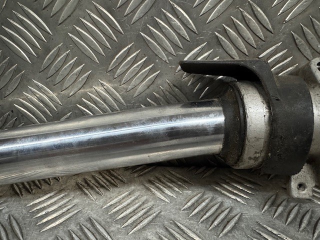 SUZUKI GSF 600 bandit right fork leg 2000