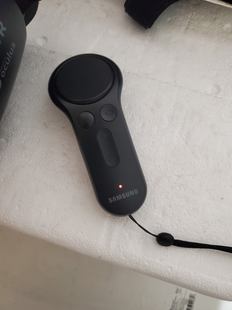 Lot of 2 Samsung Gear VR Black with Controller, White No Controller Untested