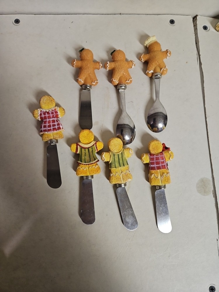 GINGERBREAD SERVINGS SPOONS & SPREADERS-Different Sets, 5 Spreaders 2 Spoons