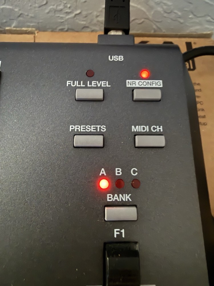 Akai MPD18 USB MIDI Pad Controller 16 MPC Pads w/ Software Disc Tested