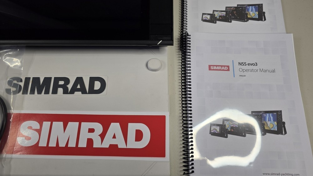 Simrad NSS16 evo3 16” MFD Chartplotter Fishfinder – Excellent Condition_