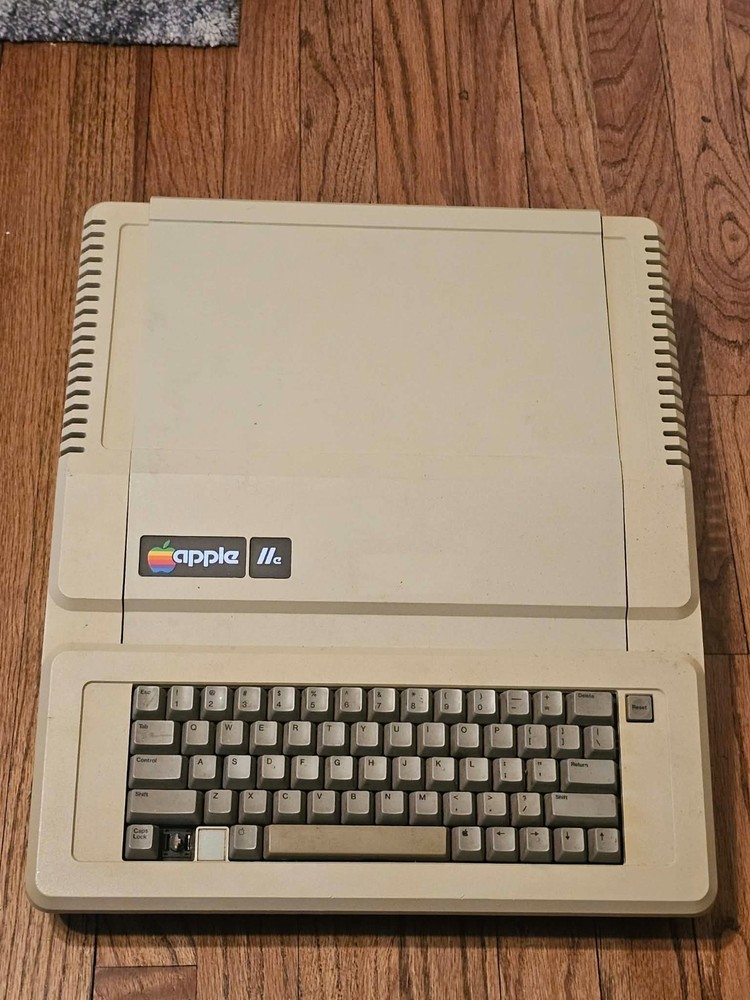 Vintage APPLE IIe A2S2064 Desktop Computer Clean - Tech Special Powers Beeps